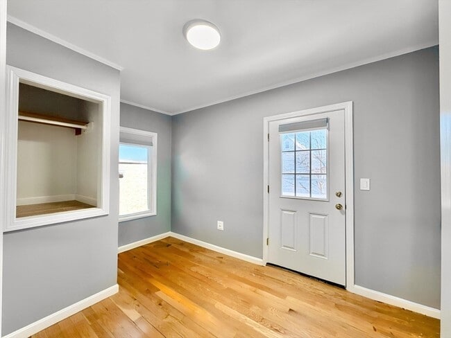 Building Photo - 305 Safford St