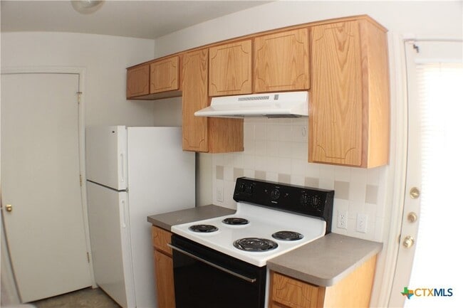 Building Photo - 102 E Robin Ln