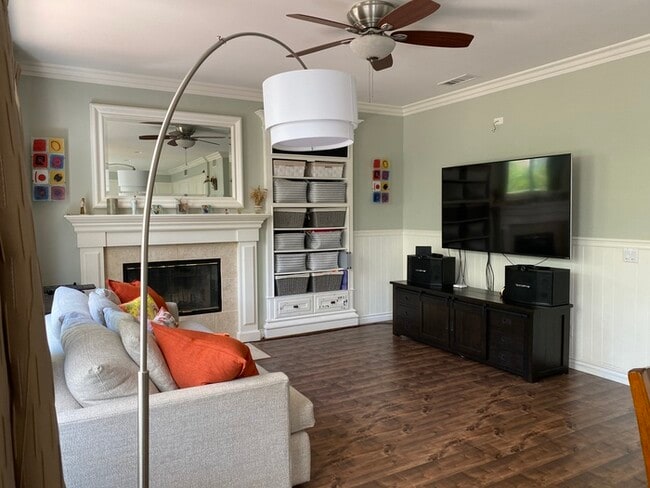 Building Photo - Spacious 4 bedroom in upscale neighborhood