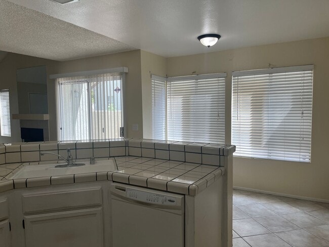 Building Photo - 2BD/ 3BTH TOWNHOUSE EAST PALMDALE