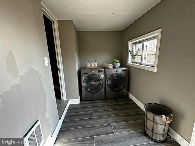 Building Photo - 6142 Larchwood Ave