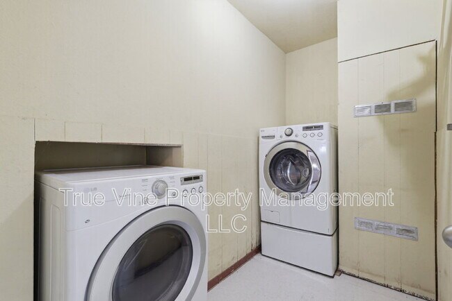 Building Photo - 3827 Devon Ave