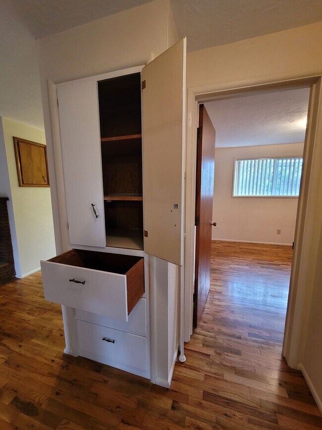 Building Photo - 01012