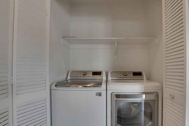 Building Photo - 1120 N Val Vista Dr