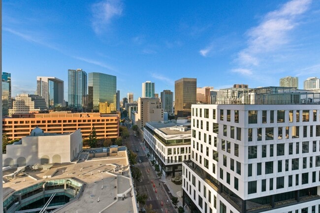 Building Photo - Luxurious 17th-Floor Renaissance Condo with Stunning City Views