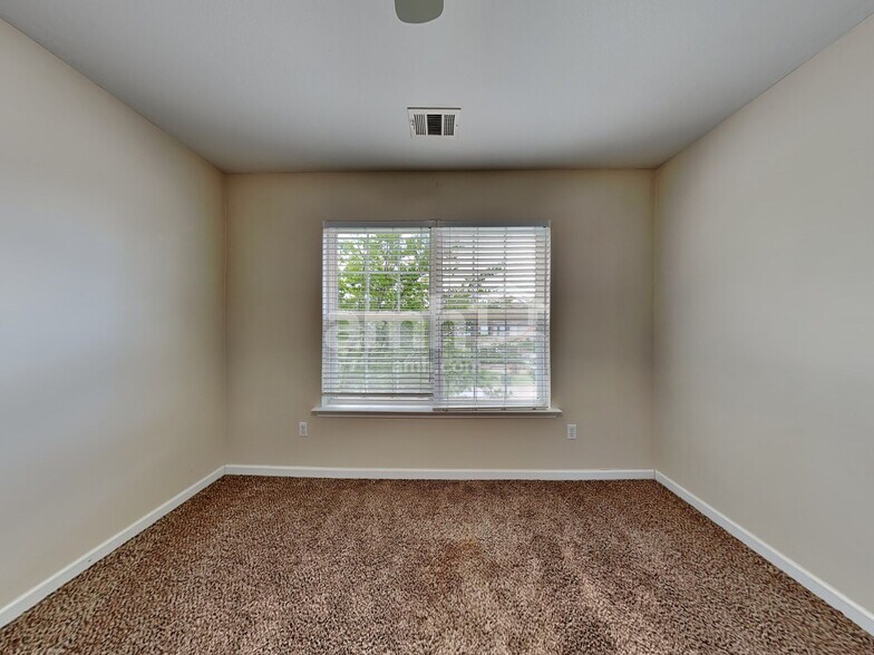 Building Photo - 6 Roberts Hill Dr