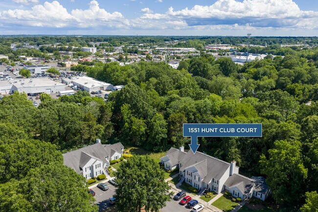 Building Photo - Fully Renovated 2 Bedroom 2 Bathroom Condo in Prime Rock Hill Location.
