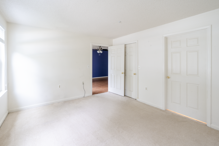 Bedroom with connecting bathroom and walk in closet - 10024 Vanderbilt Cir