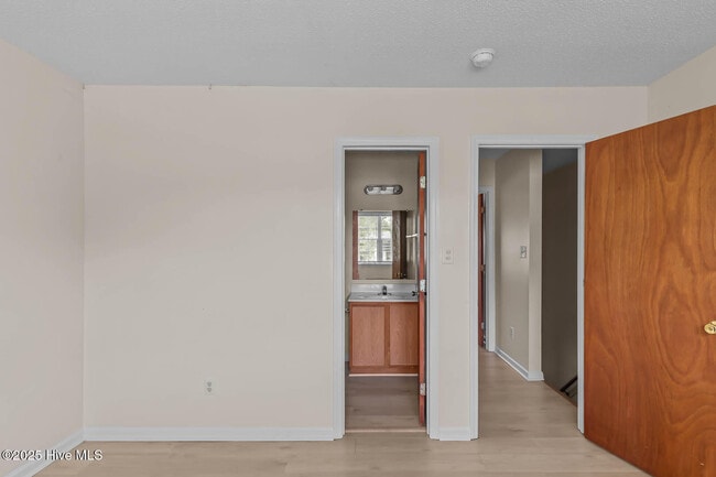 Building Photo - 1144 Pueblo Dr