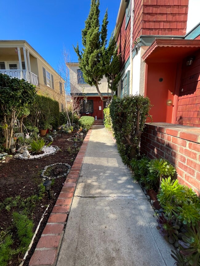 Building Photo - 441 S Doheny Dr