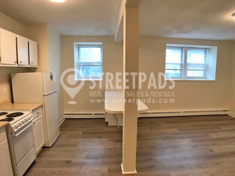 Building Photo - 160 N Beacon St