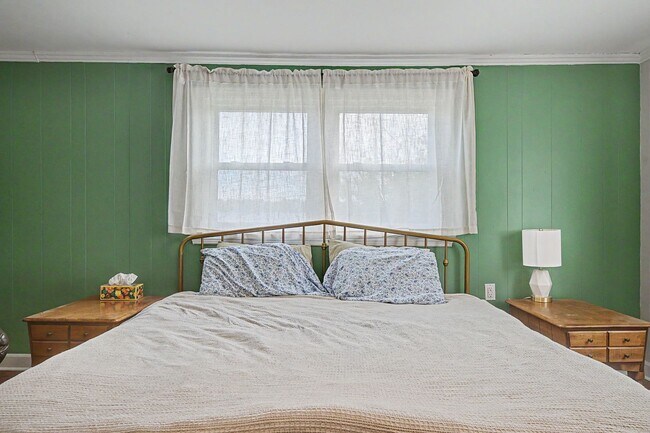 Building Photo - Spacious 5-Bedroom Home Near Radford University