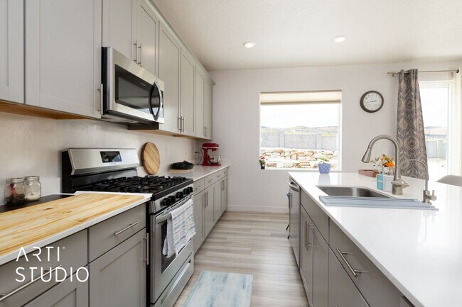 Building Photo - 2577 N Velvet Moon Dr