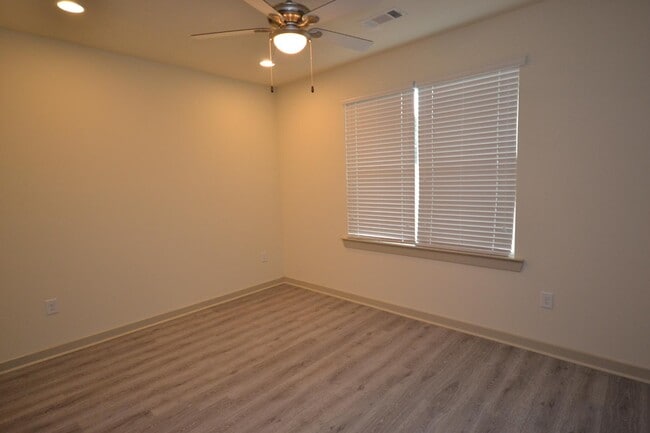 Building Photo - 3925 Overbrook Dr