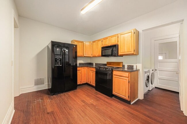 Building Photo - 572 Madison Ave SE