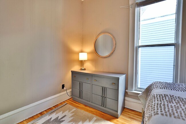 Building Photo - Lyndale Livings