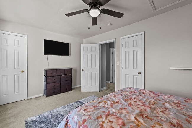 Building Photo - Charming and updated Virginia Beach townho...