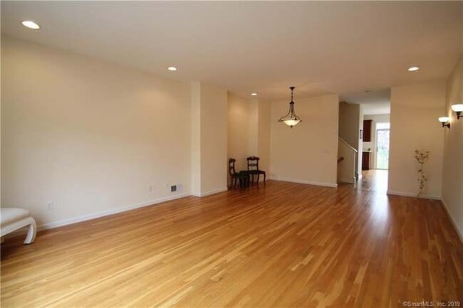 Building Photo - 49 Woodcrest Ln