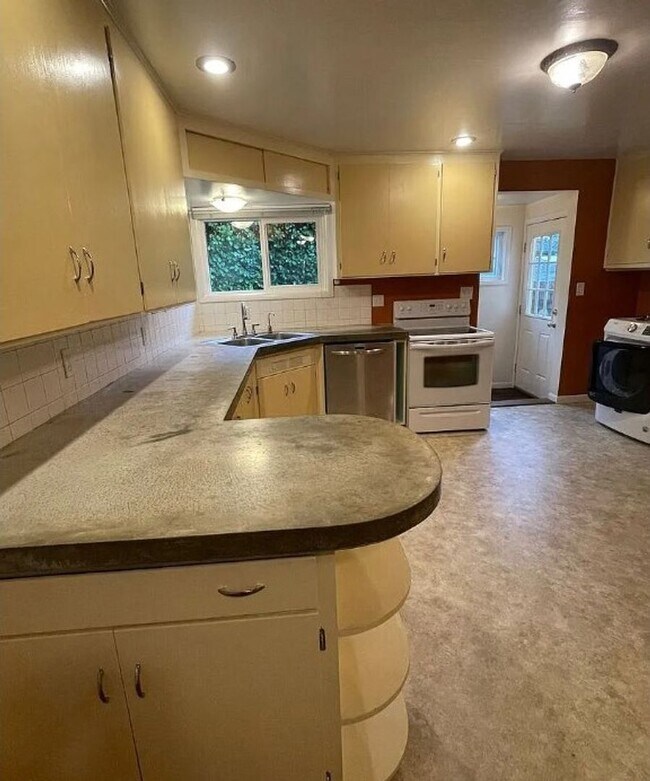 Building Photo - Charming 2 bedroom/1 bath Walking distance...