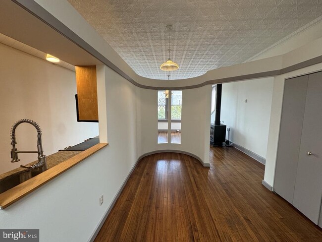 Building Photo - 328 S Broadway