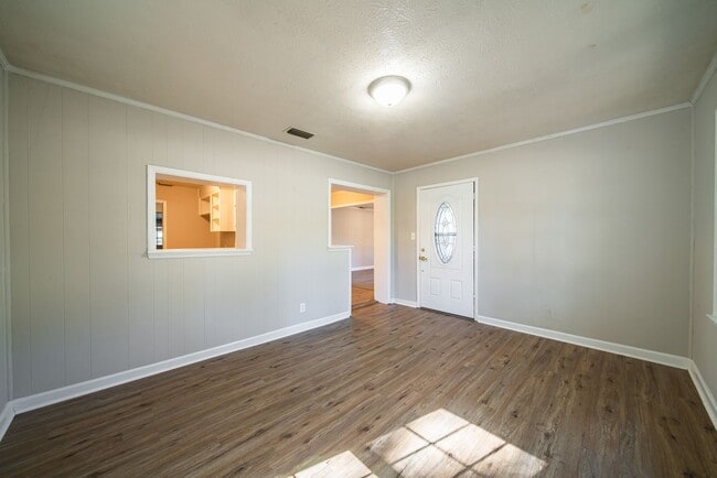 Building Photo - Beautifully Updated Corner Lot Home!