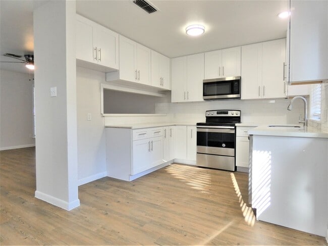 Building Photo - 606 Golfview Dr