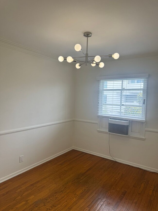Building Photo - 8711 W Knl Dr