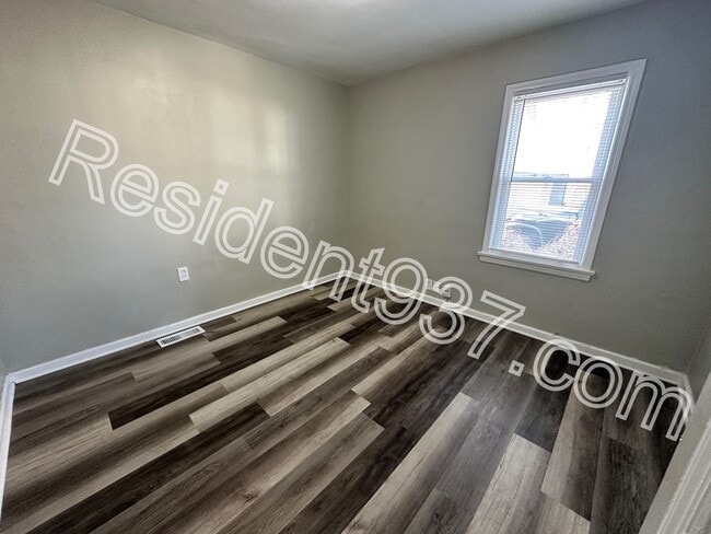 Building Photo - Spacious 3 Bed 2 bath Home