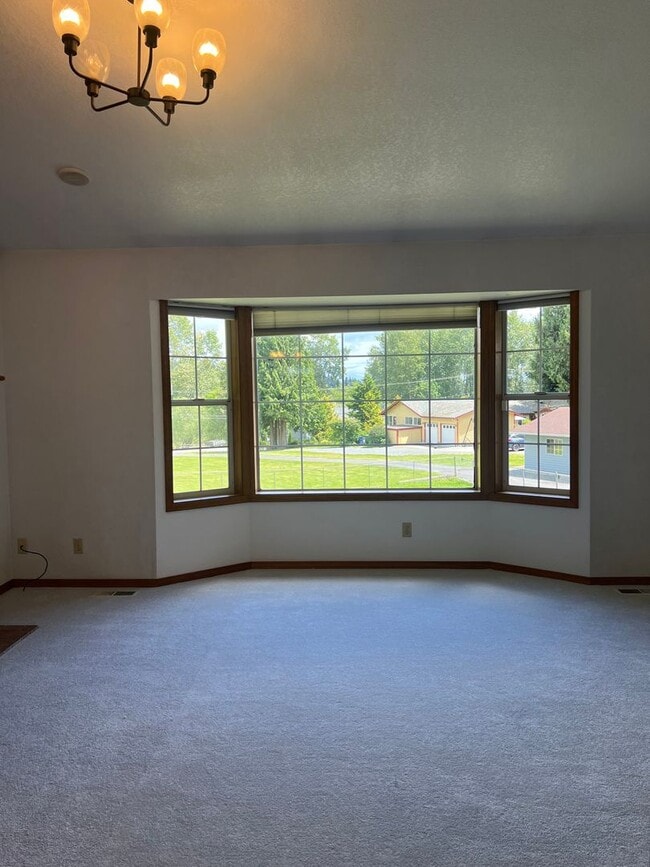Building Photo - 3 bedroom 2.5 bathroom Home in Lake Steven...