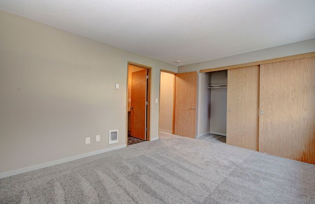 Building Photo - SALMON CREEK ~ WATERS EDGE CONDOS~ LARGE 2 Bd 2.5 Ba!