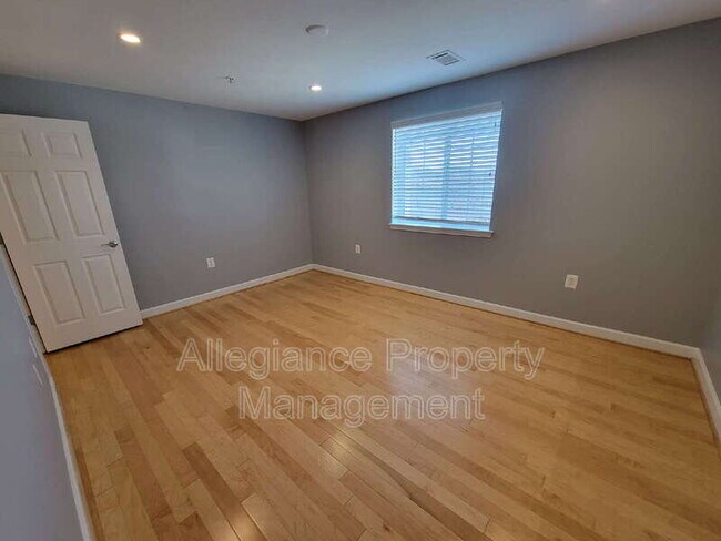 Building Photo - 4151 S Four Mile Run Dr