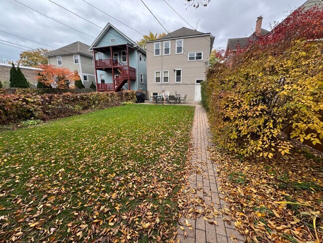 Building Photo - 1822 W Greenleaf Ave