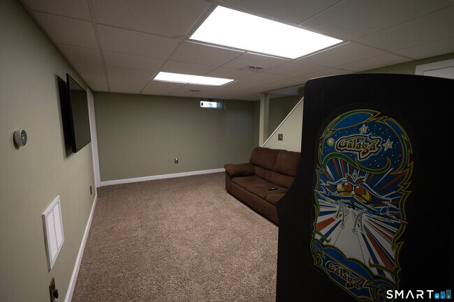 Building Photo - 18 Pinewood Shores