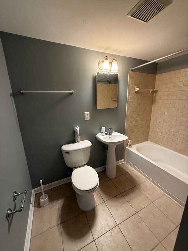 Building Photo - Beautiful 2 Bedroom 1 Bath Condo Conveniently Located