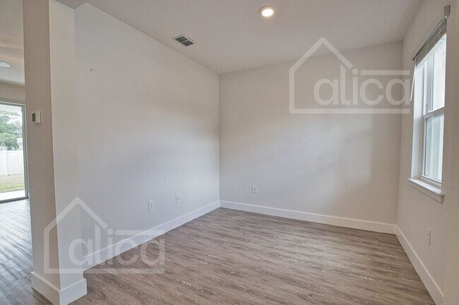Building Photo - 3539 Donahue Ave