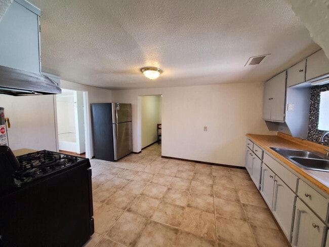 Building Photo - 515 S O'Leary St