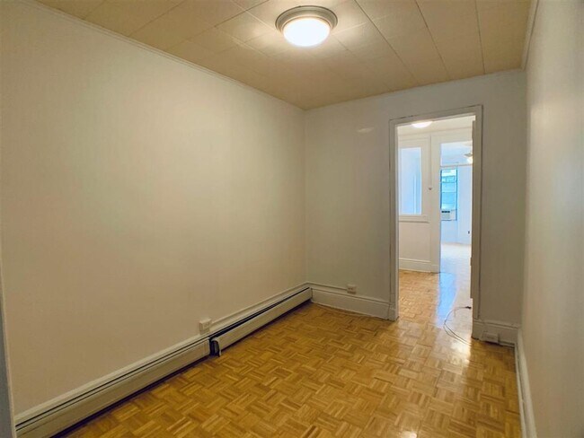 Building Photo - 404 Adams St