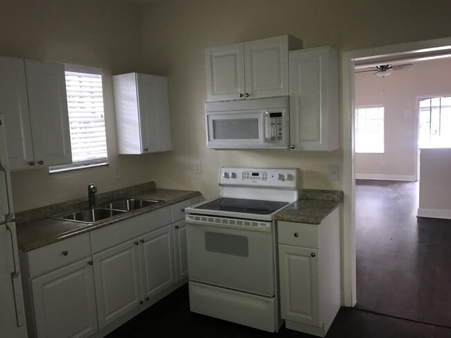 Building Photo - North Hyde Park Bungalow Close to U.T.