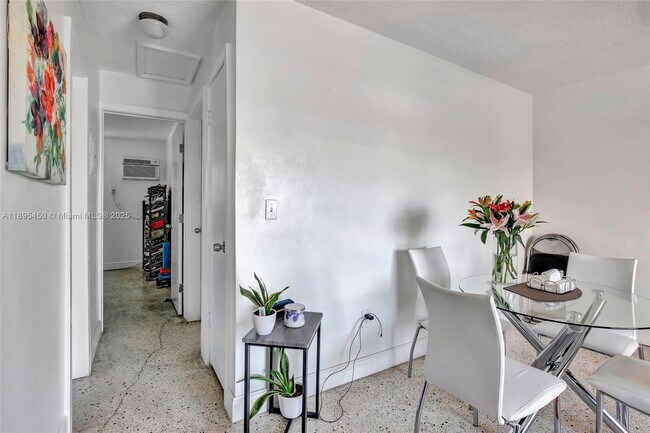 Building Photo - 458 SW 9th St