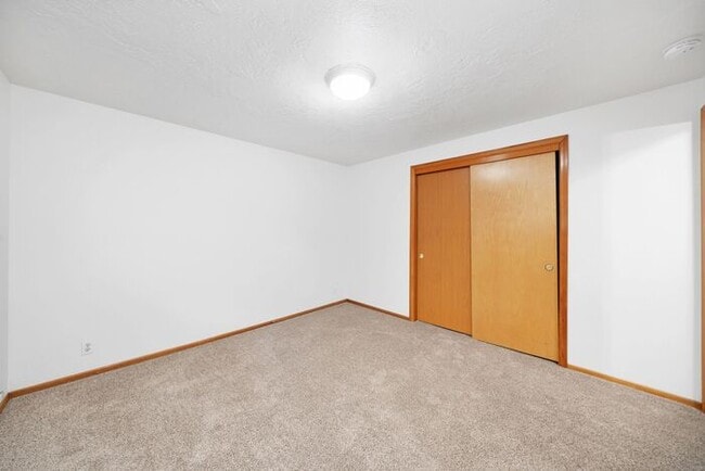 Building Photo - Spacious 3 bedroom 1.5 bath townhome Hillsboro!