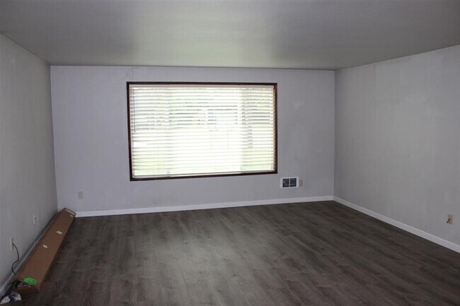 Building Photo - 2 Bedroom, 1 Bathroom Duplex!!!!