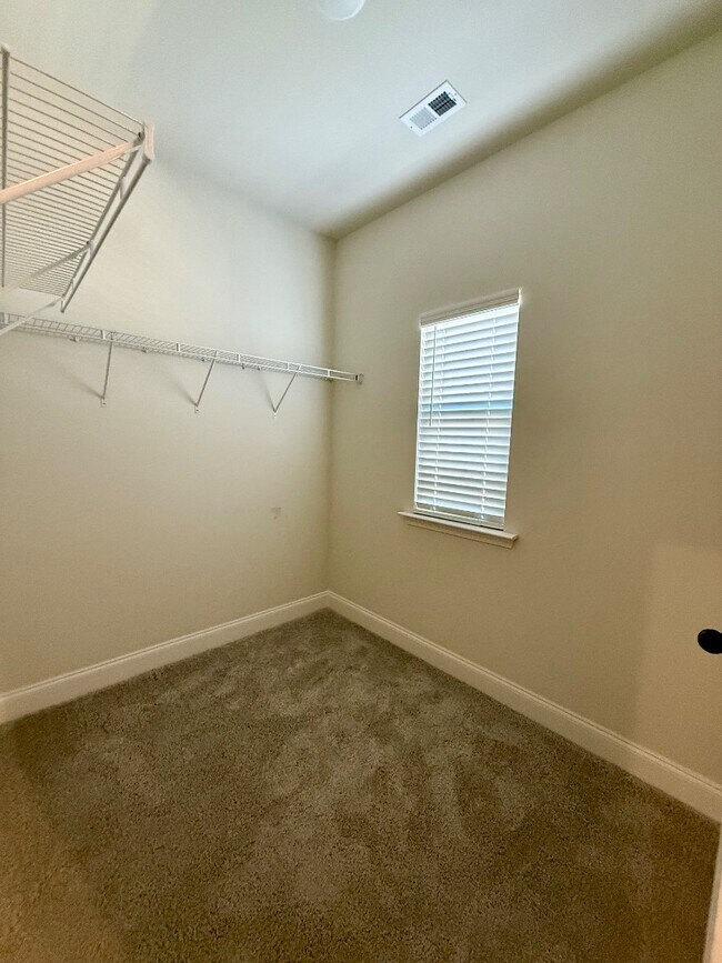 Building Photo - 4378 Parkcrest Dr