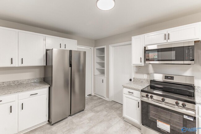 Building Photo - 816 Giles Dr NE