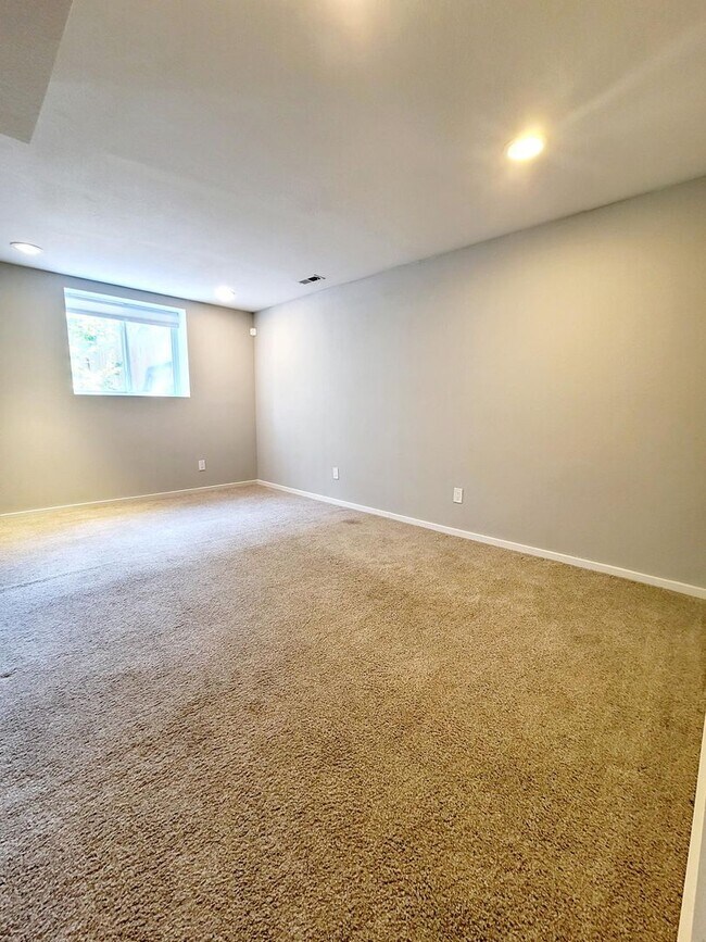 Building Photo - Well maintained 4 bedroom home on west side!