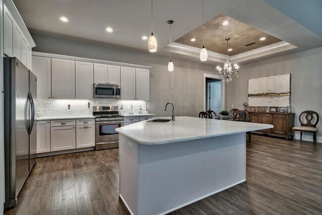 Building Photo - 989 Forest Shore Dr