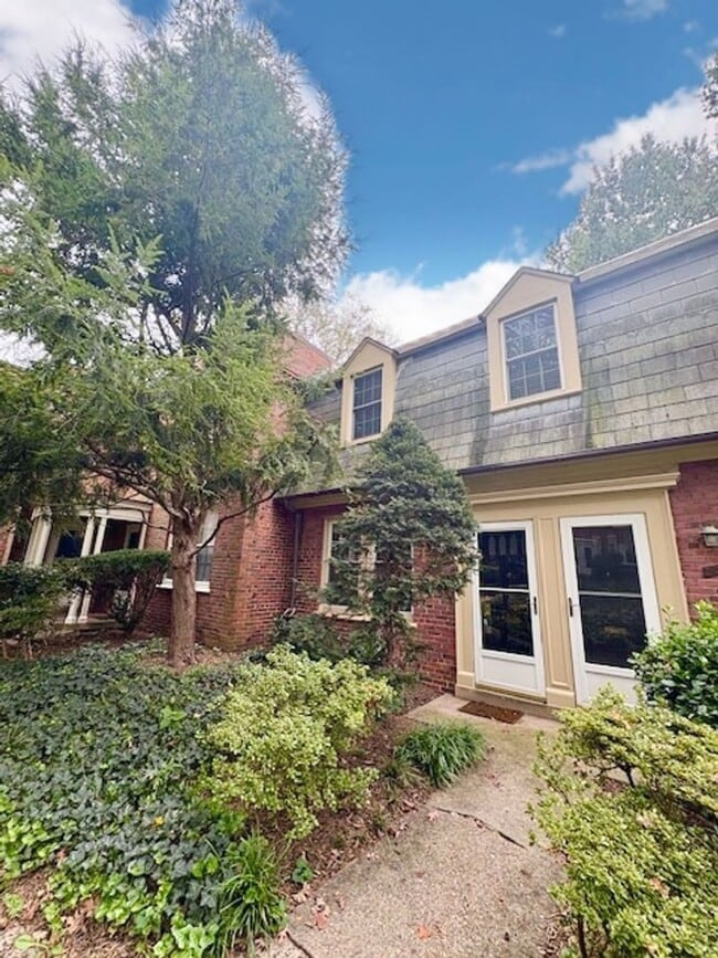 Building Photo - Updated 1BR/1BA 2-level TH in great location