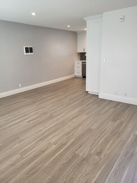 Interior Photo - 3550 Park