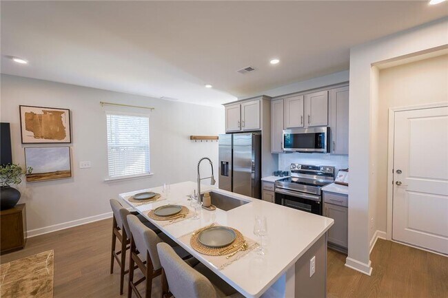 Building Photo - 622 Shallowford Rd