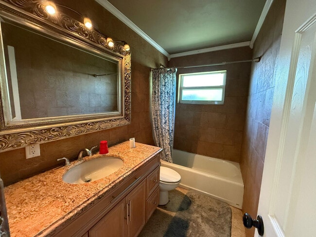 Building Photo - 2957 NW 6th Ave