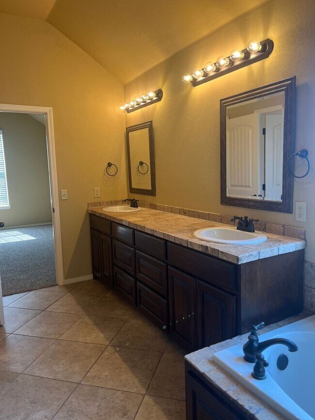 Building Photo - Great 3 Bedroom!
